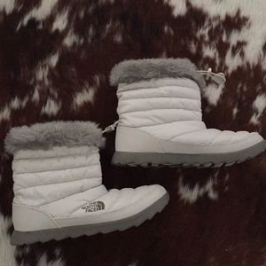 The North Face white / silver / grey winter boots